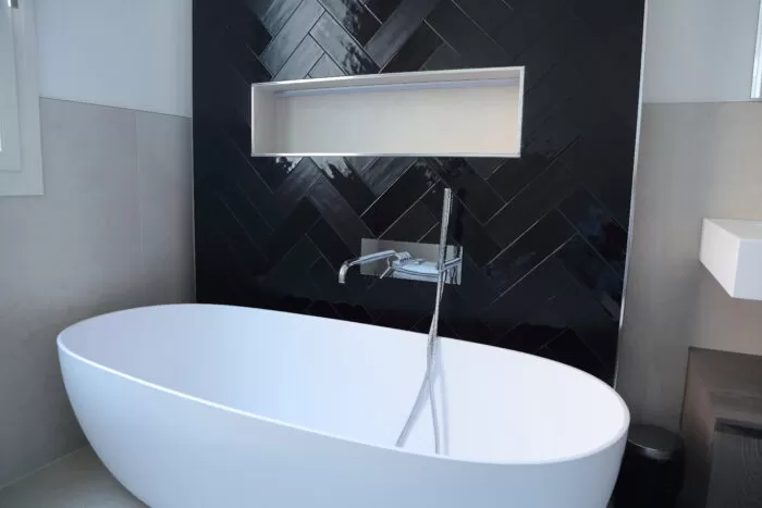 vasca da bagno e rivestimento piastrelle