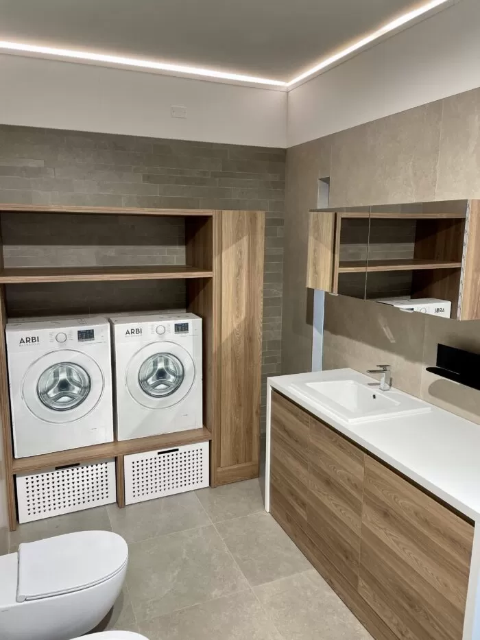bagno con arredo lavanderia