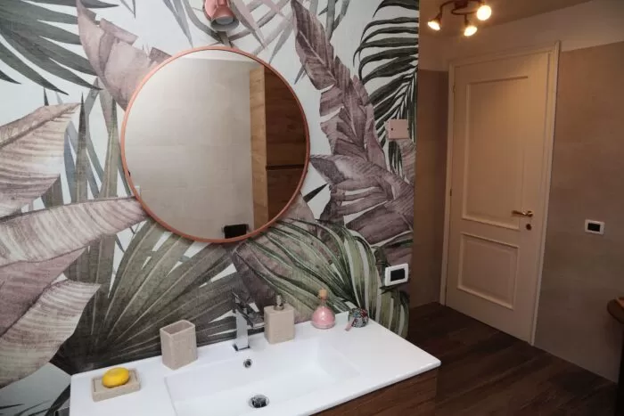 bagno arredato con carta da parati