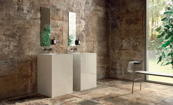 bagno con pavimento scuro