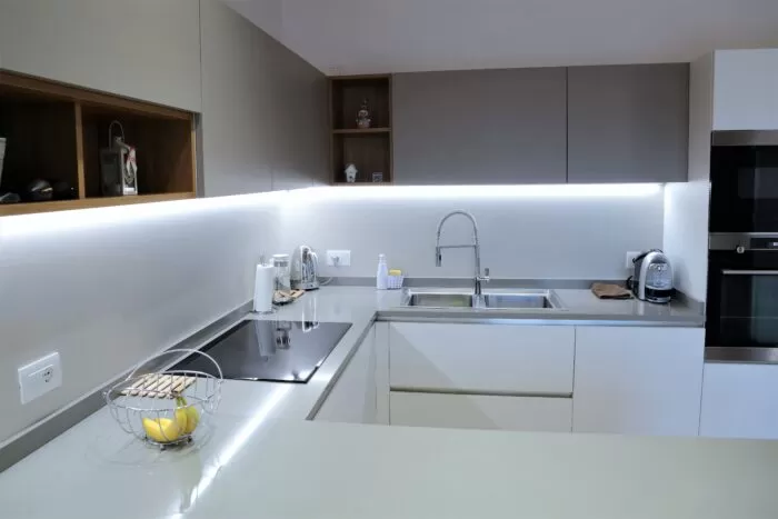 Cucina chiara con paraschizzi moderno
