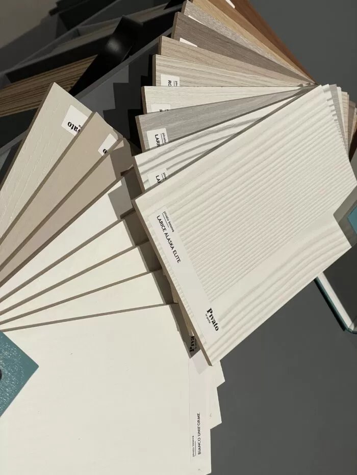 mazzo con campioni di colori per porte interne 