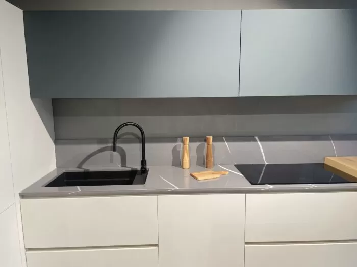 dettaglio di cucina con ante colorate