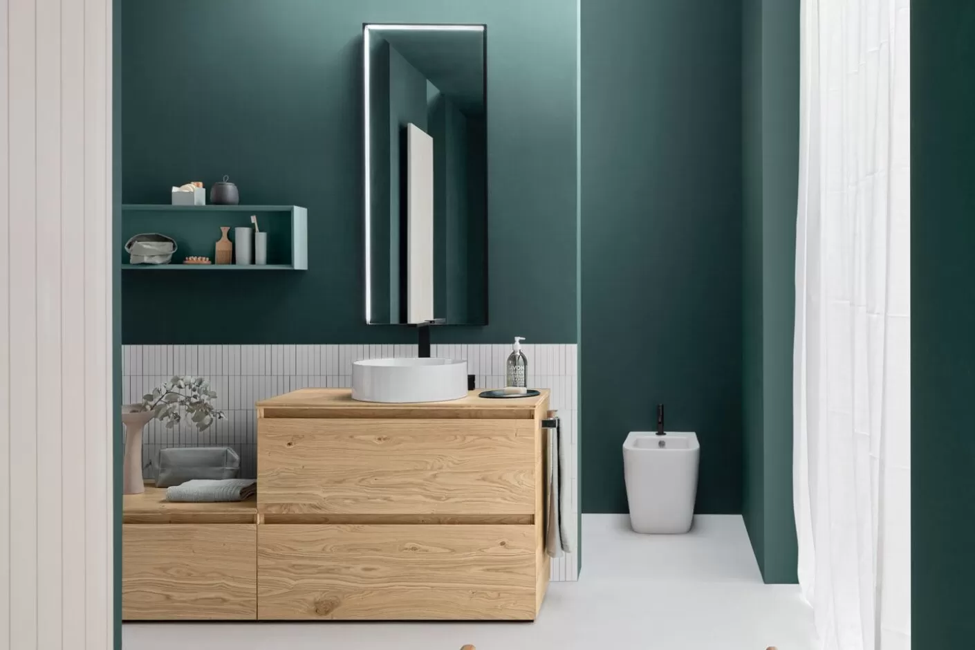 bagno con piastrelle verdi 