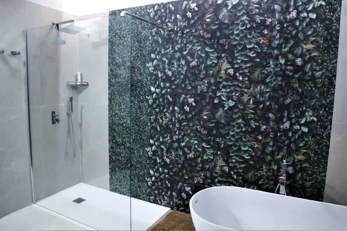 ampia doccia con piastrelle decorate moderne 