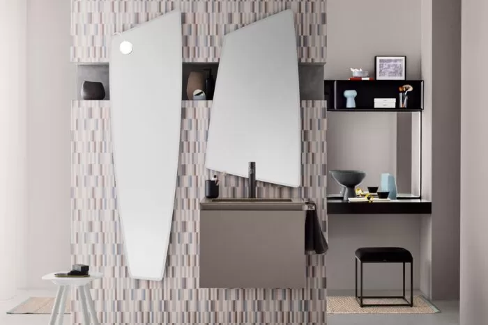 bagno moderno con le piastrelle chiare