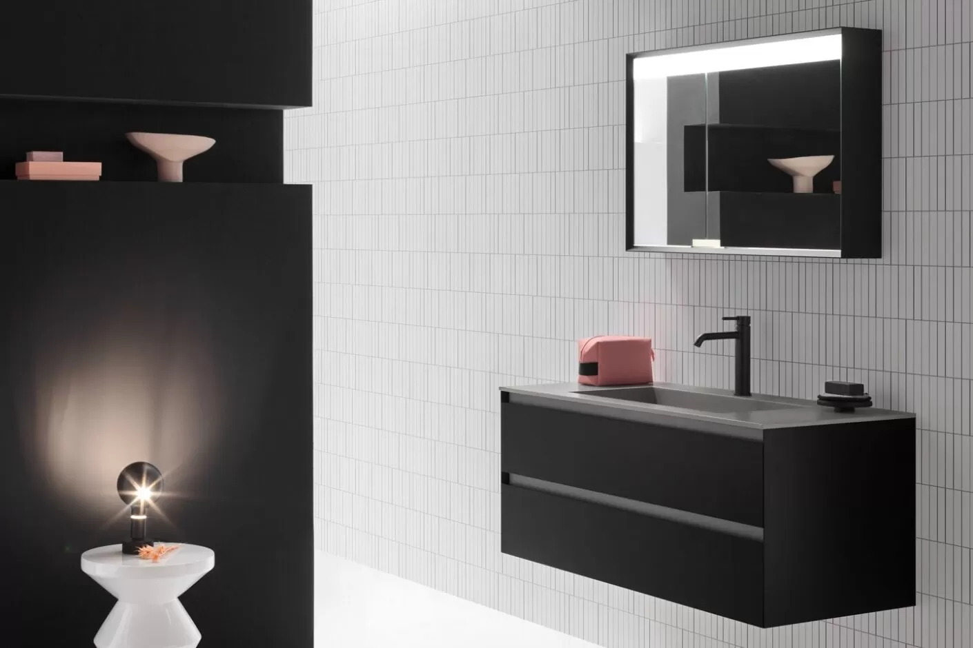 bagno minimal con piastrelle bianche moderne