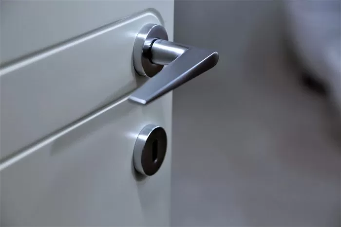 dettaglio di una maniglia di porta da interno bianca 