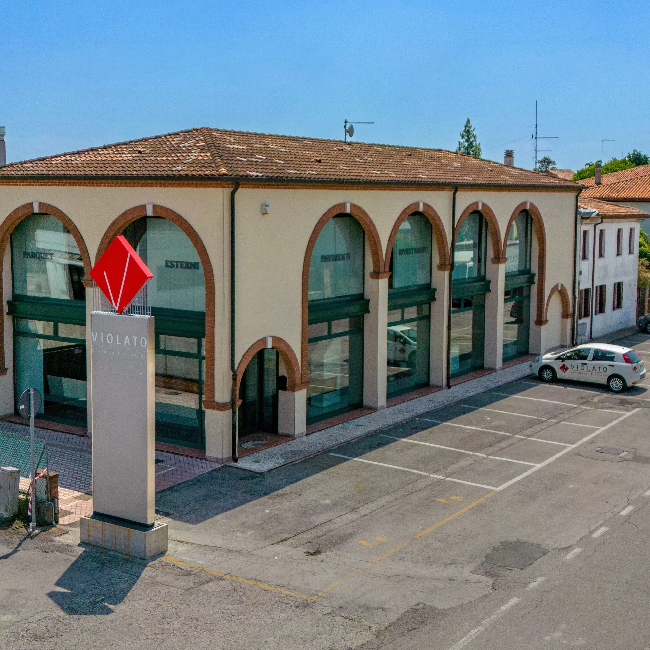 stabile rinnovato ad agna per esposizione pavimenti e cucine