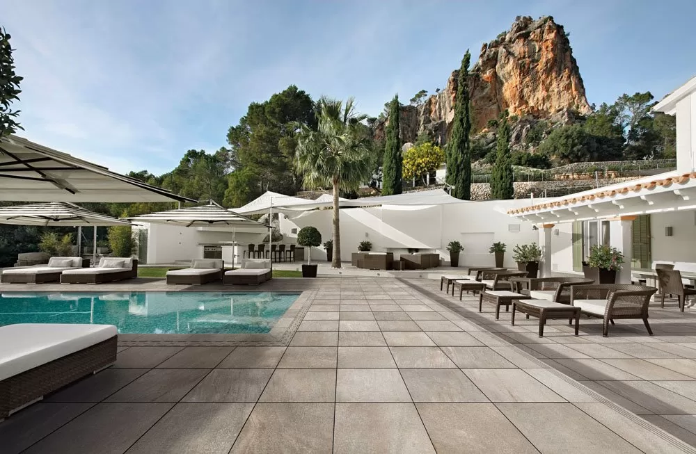 piscina con pavimenti da esterno grigie