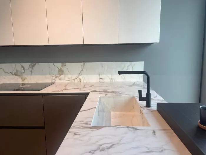 Dettaglio di top e lavandino di una cucina moderna