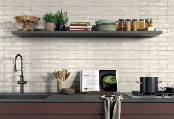 parete cucina con mosaico di piastrelle