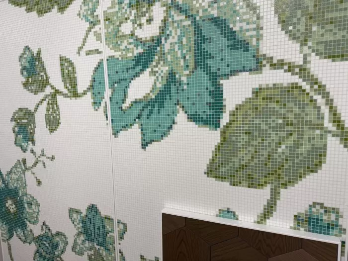 piastrelle mosaico per il bagno con disegno floreale