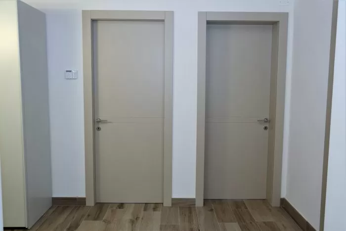 corridoio con due porte interne